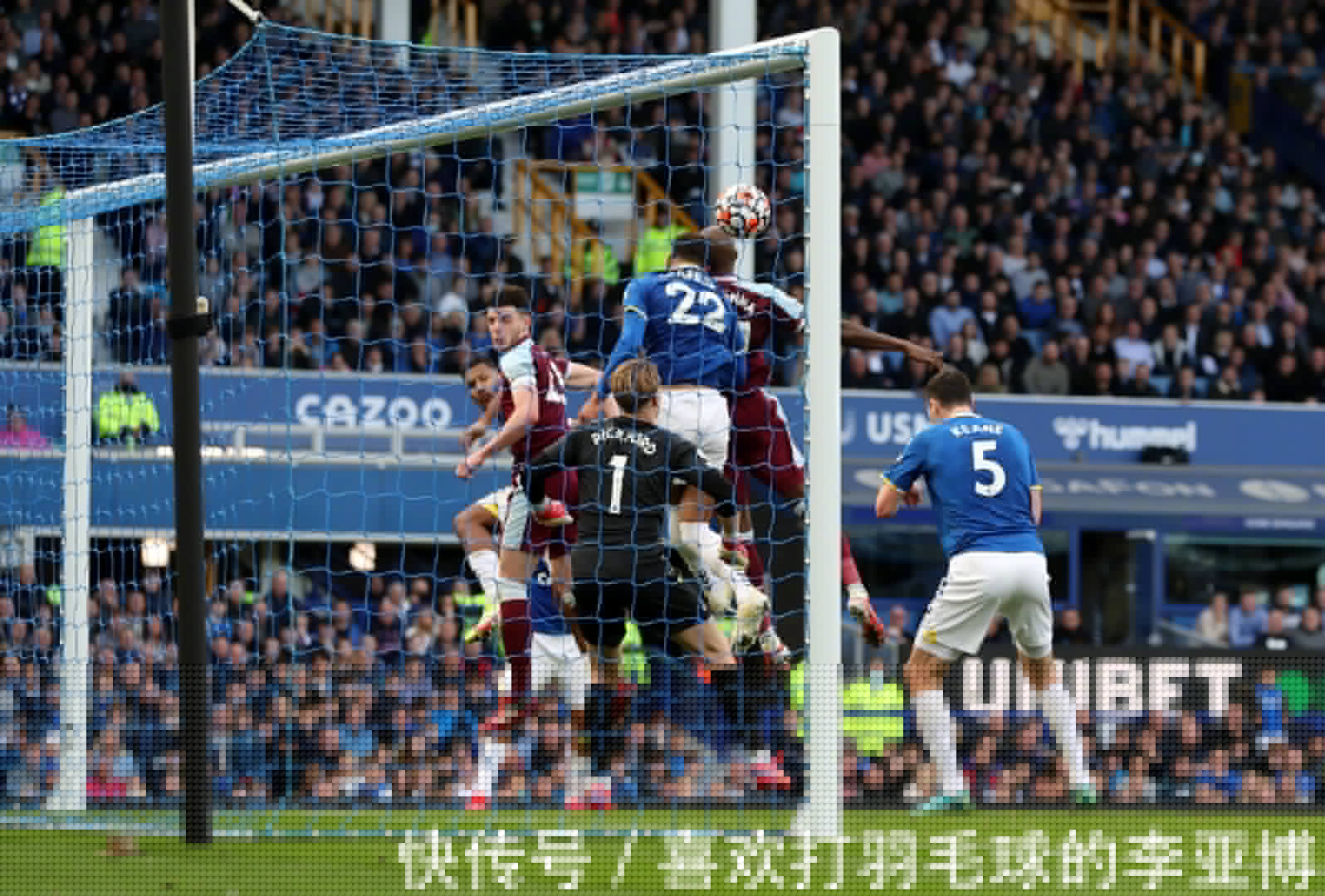 每体：阿劳霍回归后很难首发，他和巴萨的续约谈判也不顺利